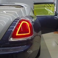 Cтекло двери у Rolls-Royce без тонировочной плёнки