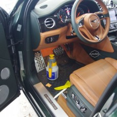 Снятие плёнки со стекла передней двери у Bentley Bentayga
